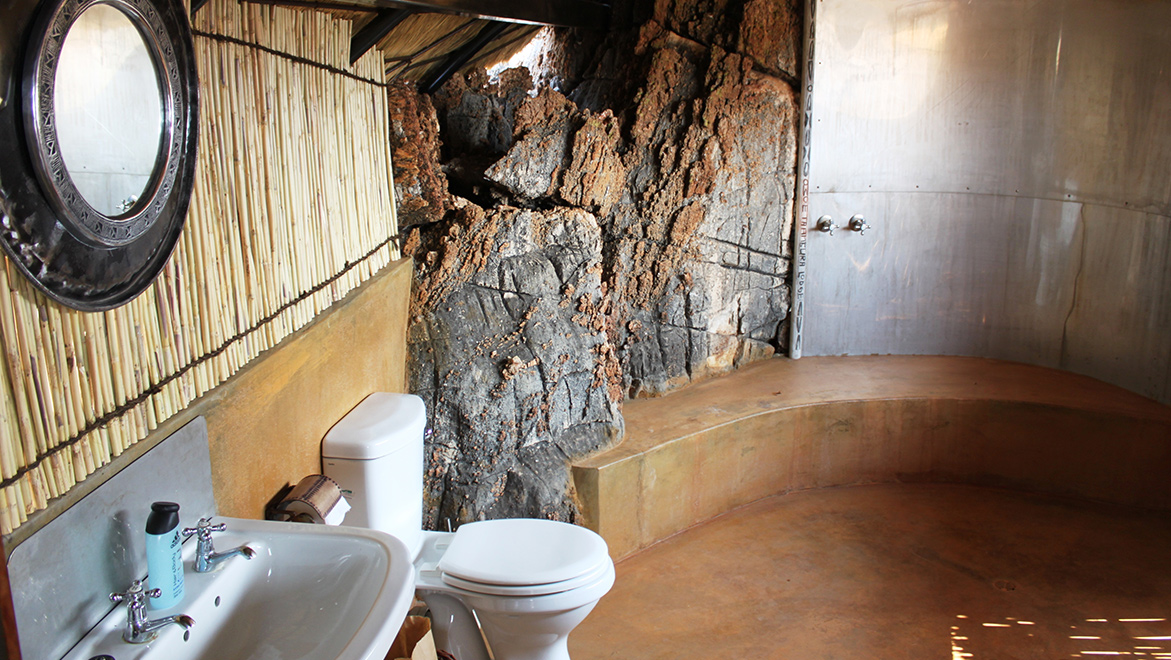 No two Etaambura bathrooms-with-view are the same as each incorporate rock faces and other natural features